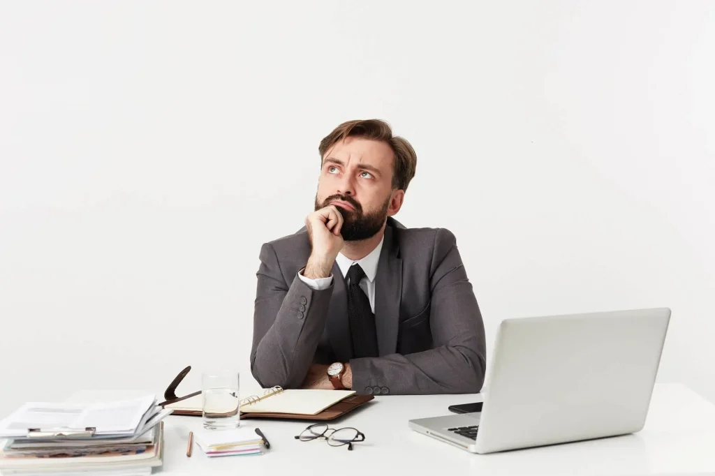 Atraso no trabalho é desafio para a gestão.