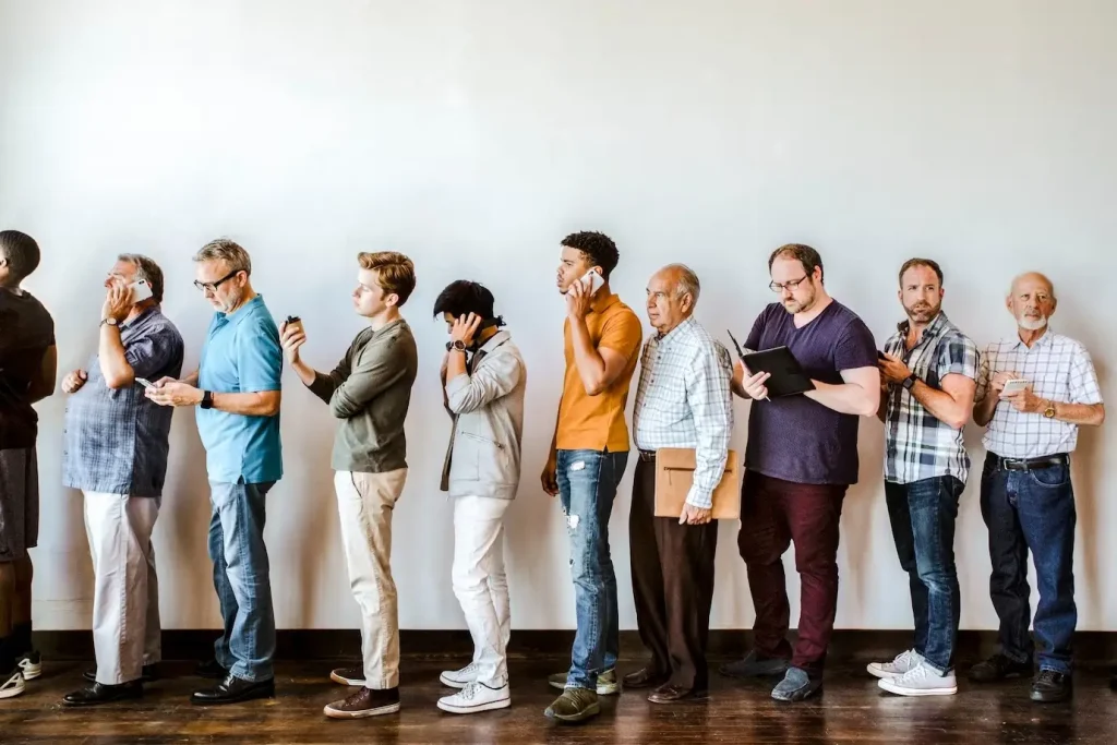 colaboradores na fila para ponto eletrônico digital