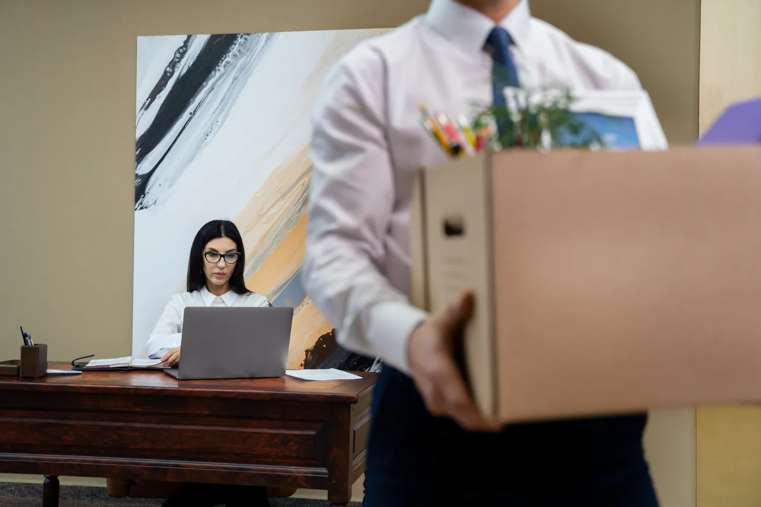 homem carregando caixa após demissão